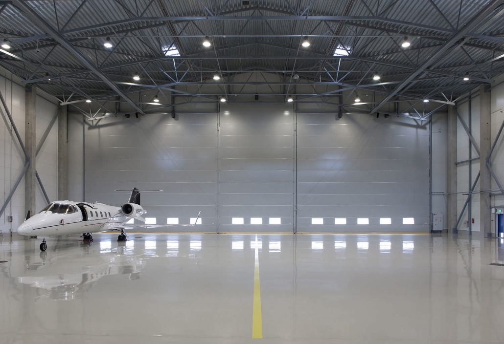 Hangar sectional door for commercial and military airport